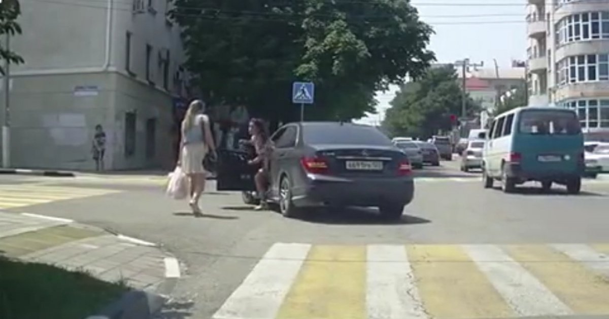 Deranjata ca nu traverseaza mai repede, soferita a sarit sa bata o femeie nevinovata. Cum s-a terminat totul?
