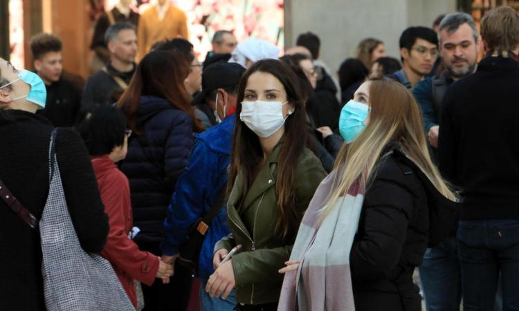 Măştile din hârtie au ajuns la un preţ de 70 de euro în Milano. Procurorii au declanşat o anchetă de proporţii