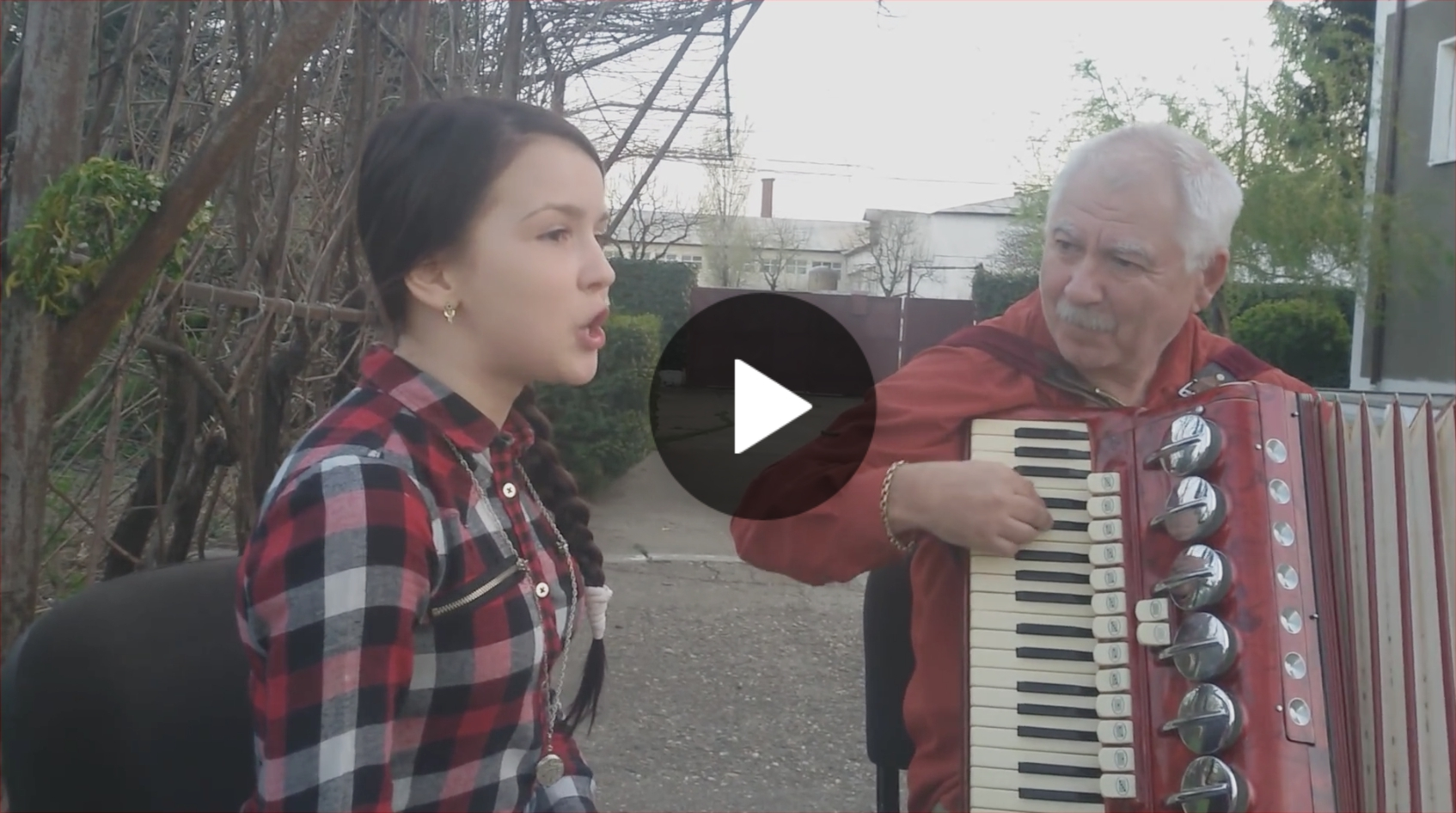 O batrana intr-o gara ! Aceasta FATA impreuna cu Bunelul ei face Furori pe Internet cu acest Cantec frumos - VIDEO